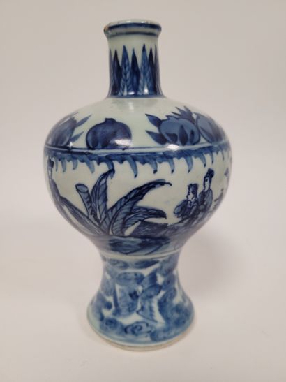 null Small baluster porcelain vase, China, 19th centuryA
blue and white decoration...