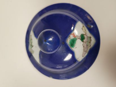 null Petit pot à gingembre en porcelaine, Chine, XIXe siècle
Emaillé bleu sous couverte....