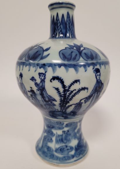  Petit vase balustre en porcelaine, Chine, XIXe siècle A décor bleu blanc d'une frise...