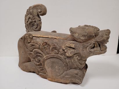 null Wooden sculpture representing a chimera, Southeast Asia 
. Missing.
L : 42 cm...