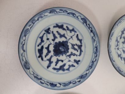 null Ensemble de quatre assiettes, Chine, XIXe siècle
A décor bleu blanc de rinceaux....