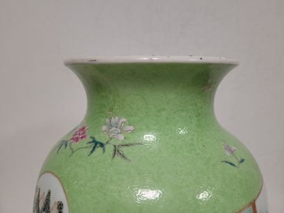 null Vase de forme lanterne DENG LONG ZUN en porcelaine à fond vert, Chine, XIXe...