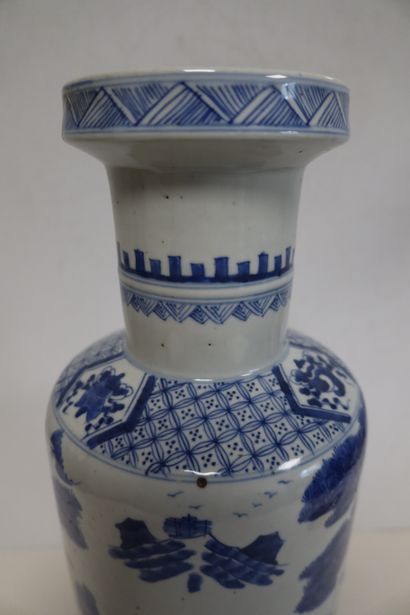 null Vase en porcelaine, Chine, fin XIXe siècle
A panse cylindrique et décor bleu...