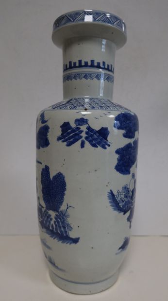null Porcelain vase, China, late 19th
centuryCylindrical body and blue-white decoration...