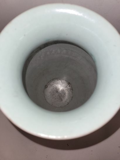 null Vase de forme lanterne DENG LONG ZUN en porcelaine à fond vert, Chine, XIXe...