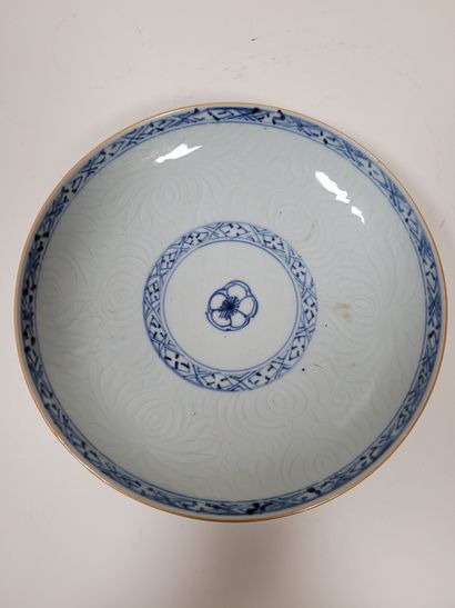  Deux assiettes en porcelaine à décor bleu blanc, Compagnie des Indes, XVIIIe siècle...