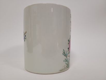  Porte-pinceaux ''bitong'' en porcelaine, Chine, XXe siècle, A décor polychrome sur...