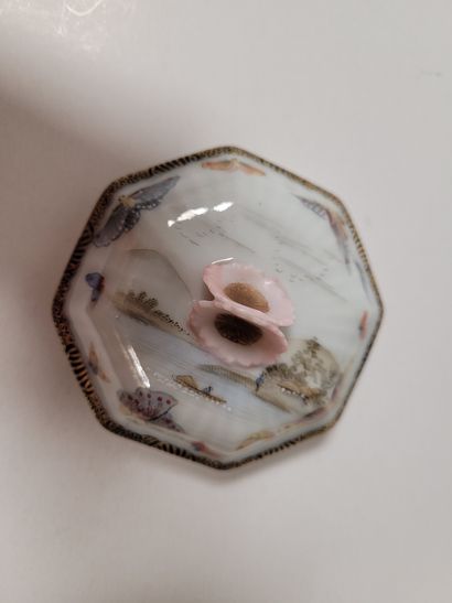 null Service à thé en porcelaine, Japon, vers 1900
Composé de :
- 1 théière couverte
-...
