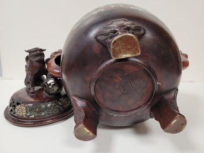 null Brûle-parfum couvert en bronze et émaux cloisonnés polychromes, Japon, vers...