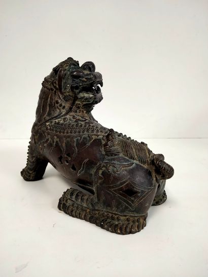 null Chimère formant probablement brûle-parfum, Chine, style du XVIIe siècle
En bronze,...