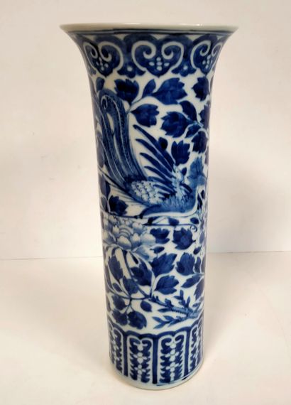 Vase rouleau en porcelaine bleu blanc, Chine, XIXe siècle A décor de phoenix nichés...