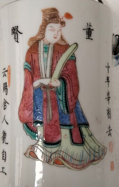  Petit pot couvert, Chine, fin XIXe - début XXe siècle Tripode en porcelaine à décor...
