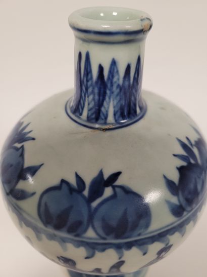  Small baluster porcelain vase, China, 19th centuryA blue and white decoration of...