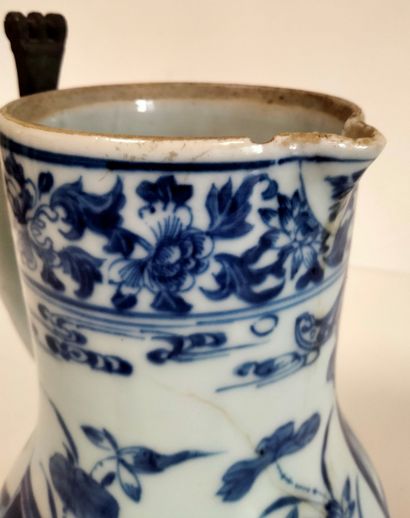  Verseuse en porcelaine bleu blanc, Chine, époque Kangxi (1662 - 1722) A panse basse...