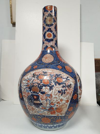 null Grand vase bouteille en porcelaine à décor Imari, Japon, époque Meiji (1868-1912)
À...