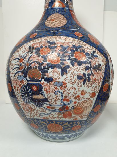null Grand vase bouteille en porcelaine à décor Imari, Japon, époque Meiji (1868-1912)
À...