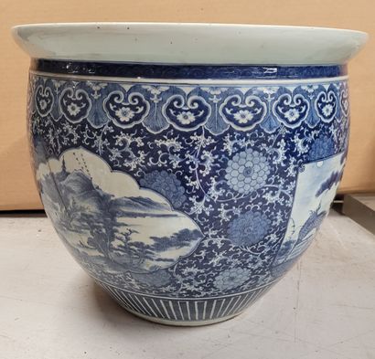 null Importante vasque en porcelaine, Chine, XVIIIe siècle 
A décor en bleu sous...