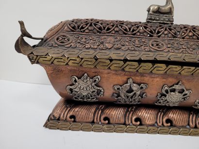 null Brûle-encens en cuivre ajouré, Népal, XXe siècle
Grande boîte rectangulaire...
