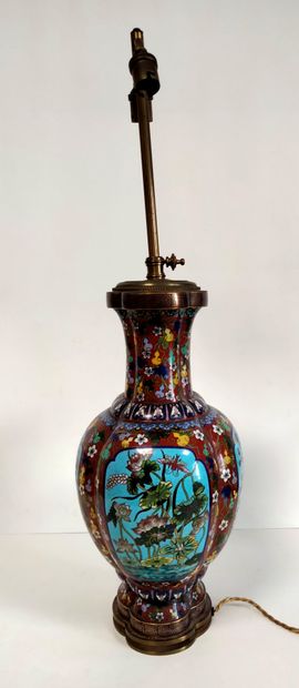 null Vase en émail cloisonné, Chine, fin XIXe - début XXe siècle
De forme balustre...