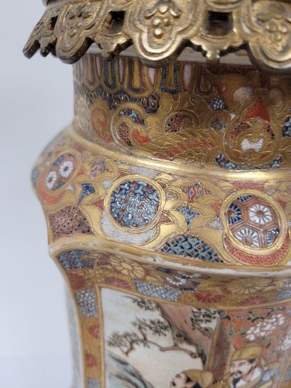 null Vase rouleau Satsuma, Japon, XIXe siècle
A décor de quatre scènes dans des réserves...