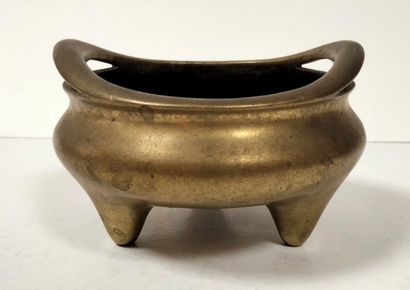 null Brûle-parfum tripode en bronze doré, Chine, XIXe siècle
La panse bombée, la...
