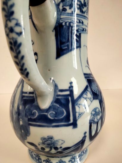 null A blue and white porcelain pot, China, Kangxi period (1662 - 1722). The
low...