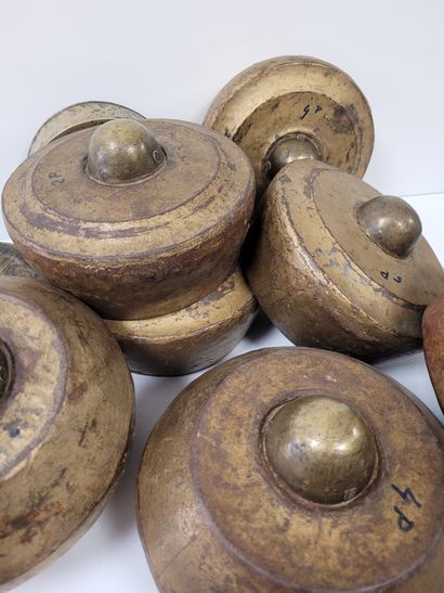 null Set of nine copper gongs,
TibetSeven with nipple.
Diameter about 20 cm

