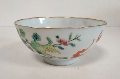  Ensemble de quatre objets en porcelaine, Chine, XIXe - XXe siècle - Coupe sur piédouche...