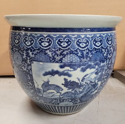  Importante vasque en porcelaine, Chine, XVIIIe siècle A décor en bleu sous couverte...