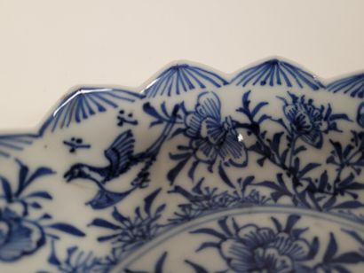 null Coupe polylobée en porcelaine bleu blanc, Chine, XIXe siècle
A décor d'oiseaux...
