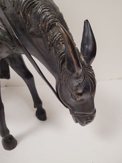 null Toba sur sa mule, Japon, vers 1900
Statuette en bronze à patine brune et émaux...