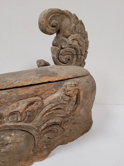 null Wooden sculpture representing a chimera, Southeast Asia 
. Missing.
L : 42 cm...