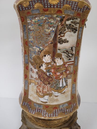 null Vase rouleau Satsuma, Japon, XIXe siècle
A décor de quatre scènes dans des réserves...