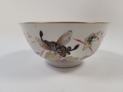 null Bol en porcelaine, Chine, XIXe siècle
A décor polychrome de papillons dans les...