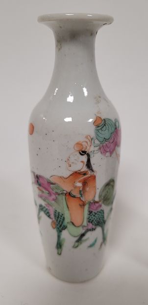  Paire de petits vases en porcelaine dans le style de la famille rose, Chine, fin...