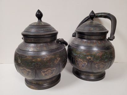 null Pair of portable covered incense burners, Japan, circa 1900In
bronze with cloisonné...