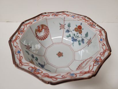 null Bol de forme décagonale en porcelaine à décor Kakiemon de chevaux, Japon, XIXe...