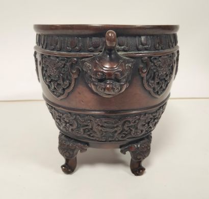 null Petite jardinière quadripode en bronze, Japon, vers 1900 
A décor de masques...