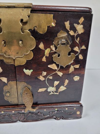 null Petite coiffeuse à tiroirs en bois, Indochine, vers 1900 
A décor incrusté de...