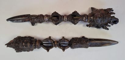 null Deux dagues rituelles ou phurbu en bronze, Tibet, XXe siècle
Lames tripartites...