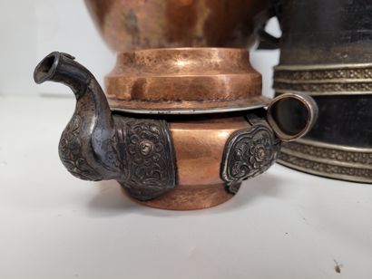 null 
Set of 3 copper teapots, Tibet



Composed of 2 large teapots with handles...