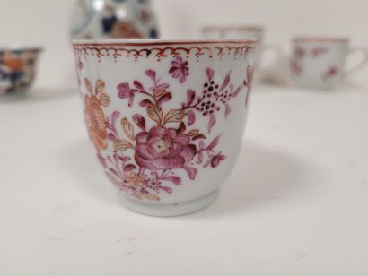 null Set of six porcelains, China and Japan, 18th century
: 
- Five porcelain cups,...