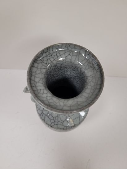 null Petit vase en porcelaine craquelée céladon, Chine, style Song, début XXe siècle
De...