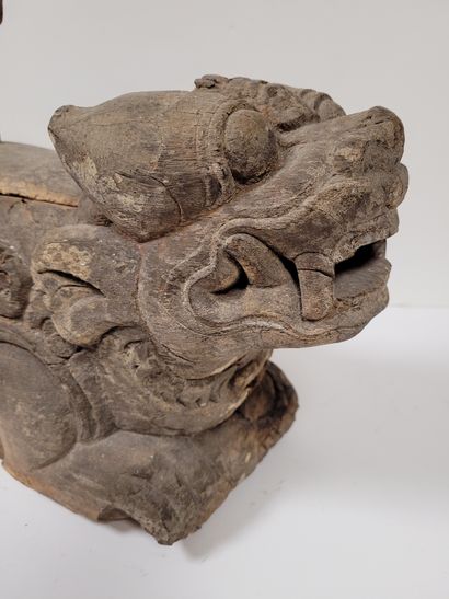 null Wooden sculpture representing a chimera, Southeast Asia 
. Missing.
L : 42 cm...