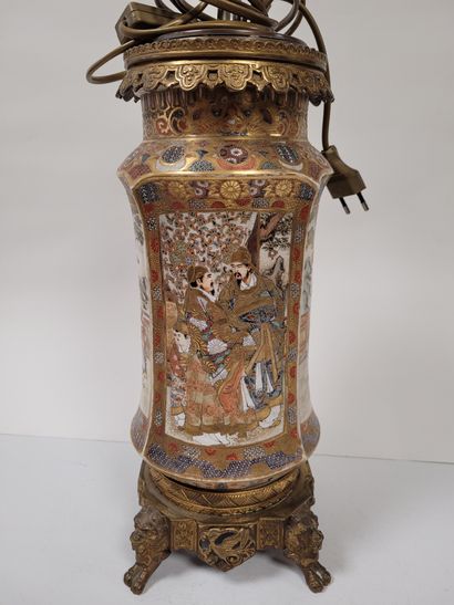 null Vase rouleau Satsuma, Japon, XIXe siècle
A décor de quatre scènes dans des réserves...