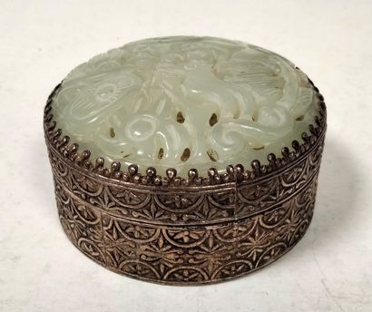 null Circular metal box, Southeast Asia, 20th
centuryChased
decorations
, the green...