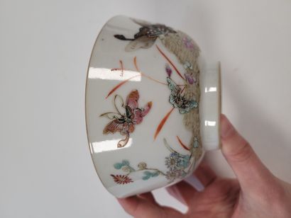 null Bol en porcelaine, Chine, XIXe siècle
A décor polychrome de papillons dans les...