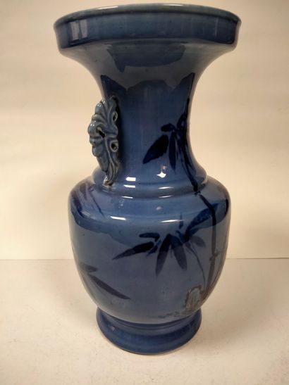 null Vase de forme balustre en porcelaine, Chine, XXe siècle
A décor de bambous et...