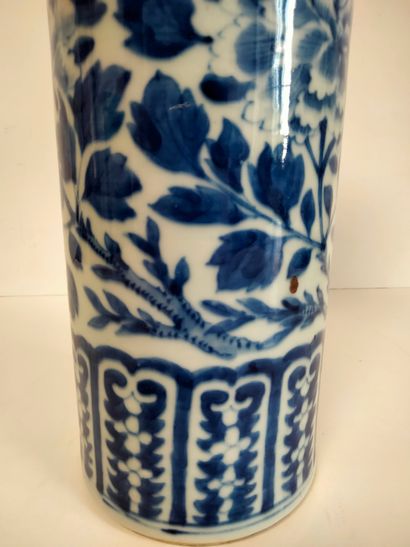  Blue and white porcelain scroll vase, China, 19th centuryDecorated with phoenixes...
