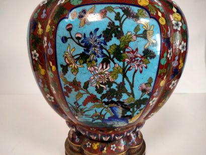 null Vase en émail cloisonné, Chine, fin XIXe - début XXe siècle
De forme balustre...